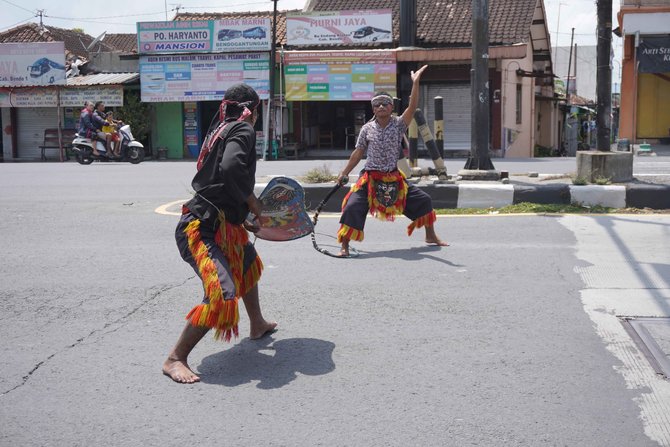 aksi pengamen reog di jalan jogja solo kabupaten klaten