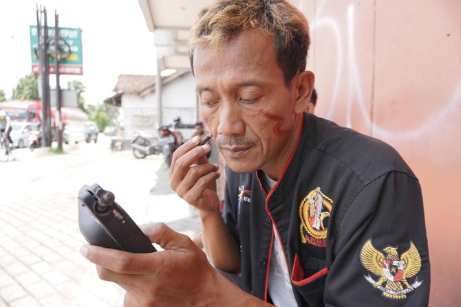 aksi pengamen reog di jalan jogja solo kabupaten klaten