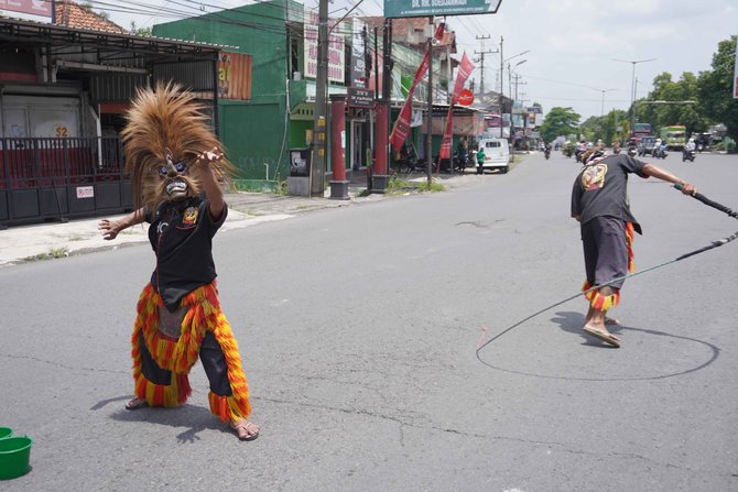 aksi pengamen reog di jalan jogja solo kabupaten klaten