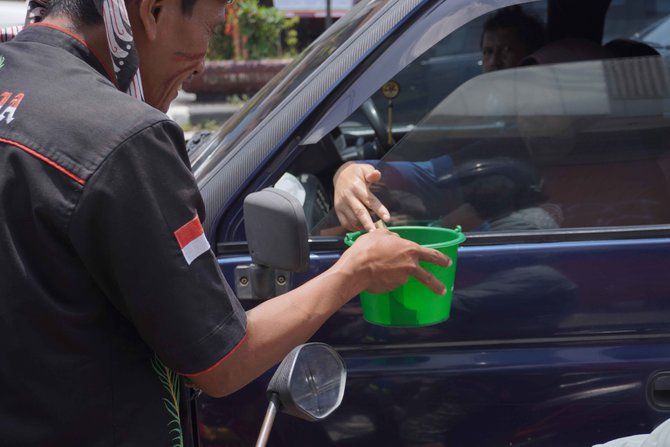 aksi pengamen reog di jalan jogja solo kabupaten klaten