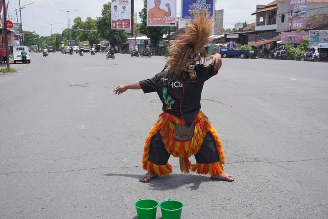 aksi pengamen reog di jalan jogja solo kabupaten klaten