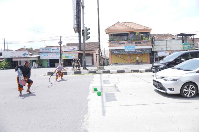 aksi pengamen reog di jalan jogja solo kabupaten klaten