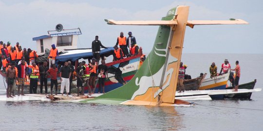 Terbang Tak Stabil, Pesawat 39 Penumpang Jatuh di Danau Victoria