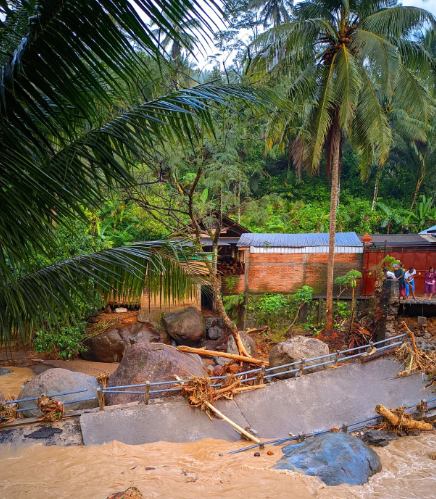 Kunjungi Lokasi Banjir Dan Longsor Trenggalek, Mensos Turun Ke Sungai ...