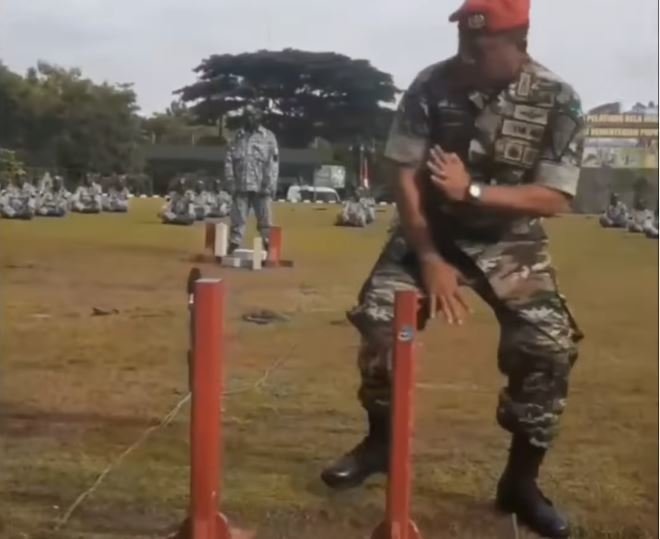 komandan kopassus beraksi banyak besi dipatahkan sekali jurus