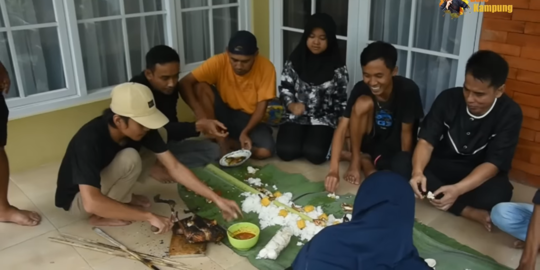 Keseruan Ayah Lesti Kejora di Kampung Halaman, Bikin Ayam Bakakak & Nasi Liwet