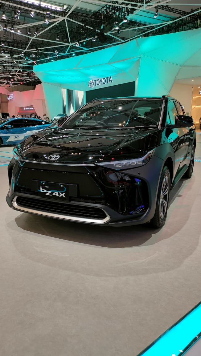 toyota menghadirkan mobil listrik anyar bz4x di giias 2022