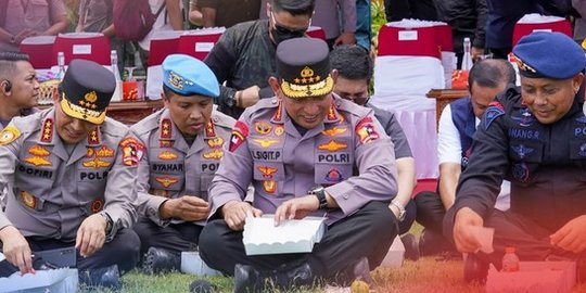 Potret Kapolri Jenderal Listyo Lesehan Santap Nasi Kotak Didampingi Perwira Tinggi