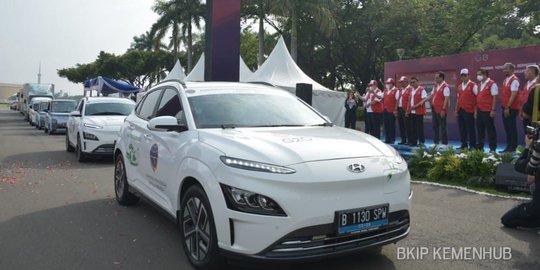 Menhub Budi Lepas 20 Mobil Listrik Touring ke Bali