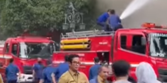 Gedung Bappelitbang Kota Bandung Kebakaran, Begini Aksi Petugas Damkar Padamkan Api