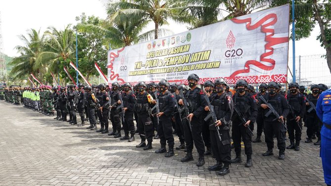 pangdam v brawijaya amp kapolda jatim gelar apel pasukan di banyuwangi