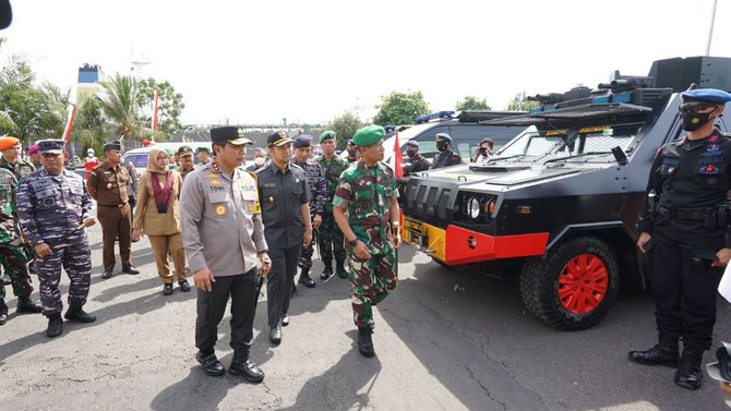 pangdam v brawijaya amp kapolda jatim gelar apel pasukan di banyuwangi