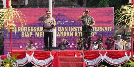 Gagah Banget, Duet Kapolri Sigit & Jenderal Andika Pegang Tongkat Komando Cek Pasukan