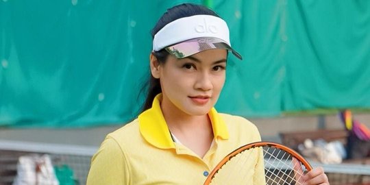 Penampilan Titi Kamal saat Main Tenis Curi Perhatian, Netizen 'Kayak Anak Kuliahan'