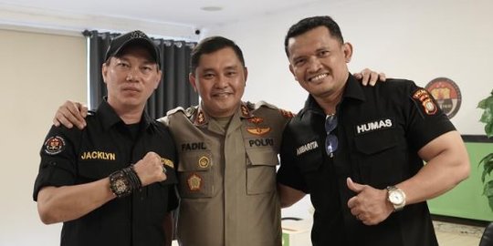 Kapolda Metro Rangkul Jacklyn & Ambarita, Netizen 'Kembalikan ke Posisi Dulu Pak'