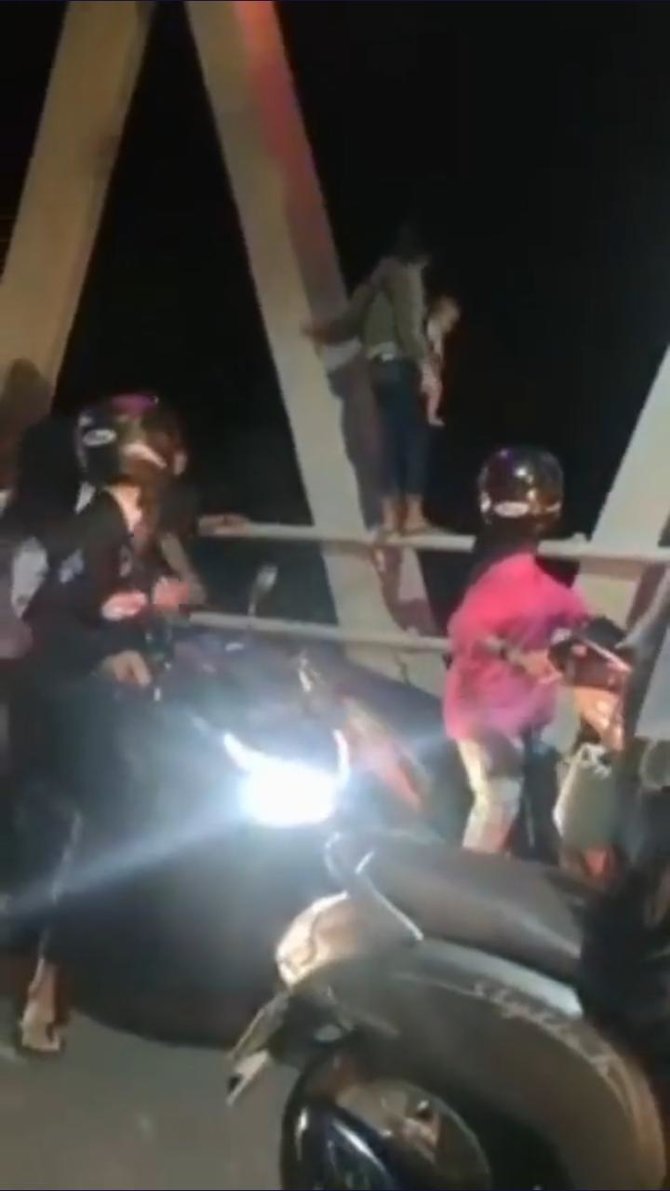 viral ibu nyaris lompat dari jembatan bawa anak balitanya akhirnya terselamatkan