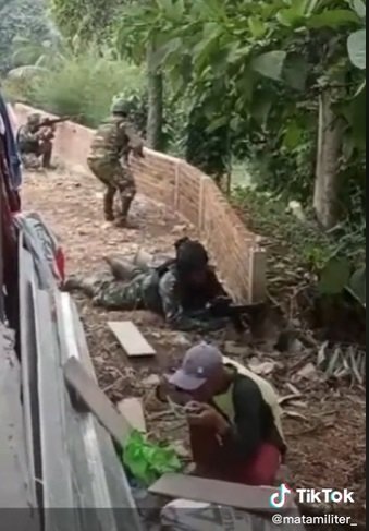 pria asyik santai makan di samping para tentara yang adu tembak sikapnya bikin heran