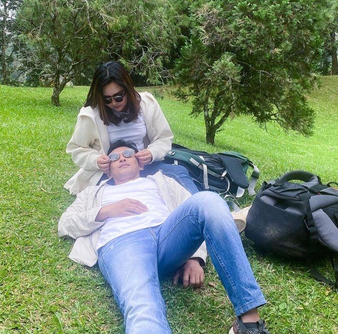 4 potret gita sinaga bareng pemain panggilan di lokasi syuting akrab
