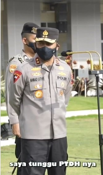 sambil pegang tongkat komando jenderal polisi murka anggotanya selingkuhi istri personel tni