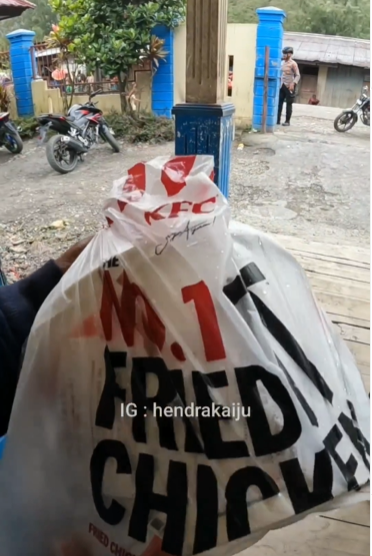 gokil polisi ini pesan kfc pakai pesawat untuk dikirim ke pedalaman papua
