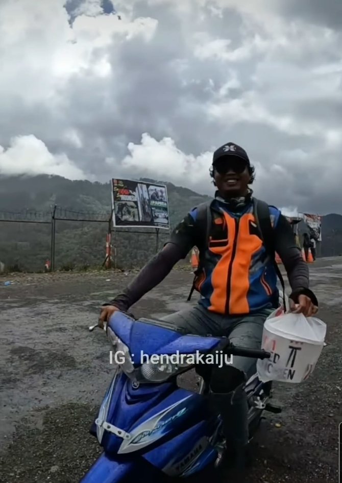 gokil polisi ini pesan kfc pakai pesawat untuk dikirim ke pedalaman papua