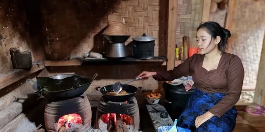 Potret Gadis Baduy Masak di Atas Tungku Kayu Bakar, Menunya jadi Sorotan