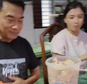 makan bersama keluarga rumah sederhana moeldoko tanpa plafon jadi sorotan