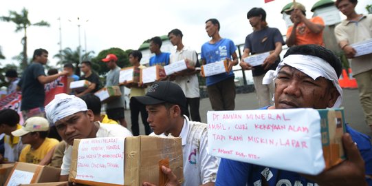 Masyarakat Anti Mafia Tambang Gelar Aksi Mengemis Massal di DPR