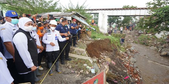 Ke Lokasi Banjir Kalibaru Banyuwangi, Gubernur Khofifah Bantu Warga Terdampak