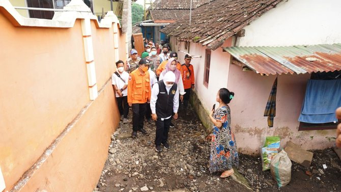 gubernur jatim khofifah indar parawansa datangi lokasi banjir kalibaru banyuwangi