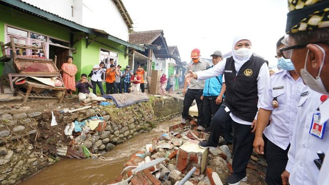 gubernur jatim khofifah indar parawansa datangi lokasi banjir kalibaru banyuwangi