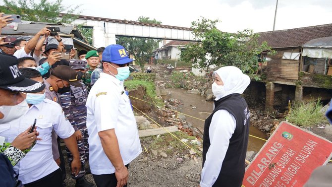 gubernur jatim khofifah indar parawansa datangi lokasi banjir kalibaru banyuwangi