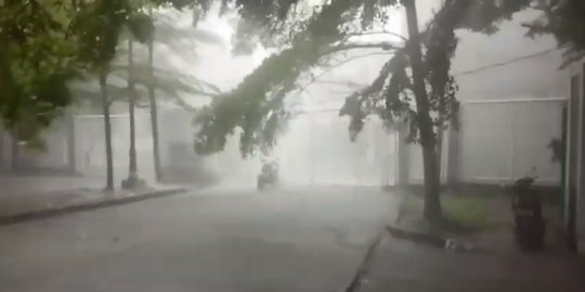 Heboh 'Air Terjun dari Langit' di Bekasi, Ternyata dari Talang Stadion