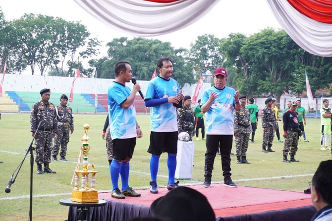 wakil wali kota pasuruan adi wibowo main sepak bola bersama bupati pasuruan