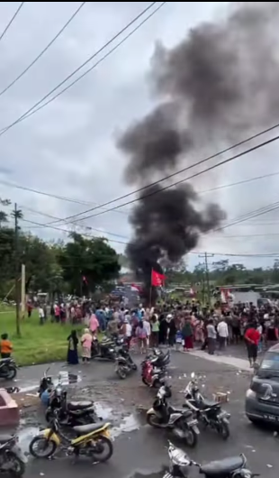 menolak pengosongan lahan warga bumi perkemahan sibolangit blokade jalan