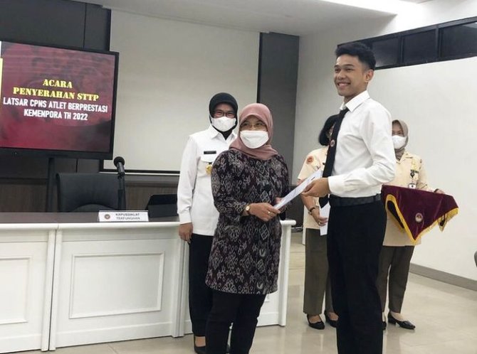 potret pelantikan x atlet bulutangkis indonesia jadi pns pakai baju hitam putih