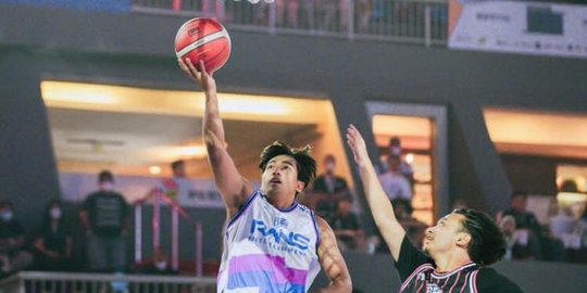 Berbadan Tinggi Besar, Intip Potret Keren Harris Vriza saat Bermain Basket