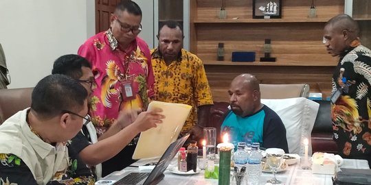 KPK Geledah Rumah dan Apartemen Lukas Enembe di Jakarta