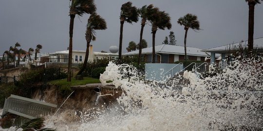 Amukan Badai Nicole dengan Gelombang Ombak Berbahaya Menghantam Florida