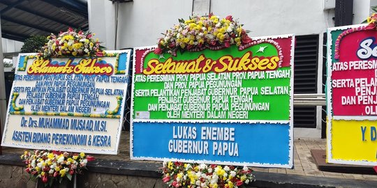 Karangan Bunga Lukas Enembe Warnai Peresmian Tiga Provinsi Baru Papua