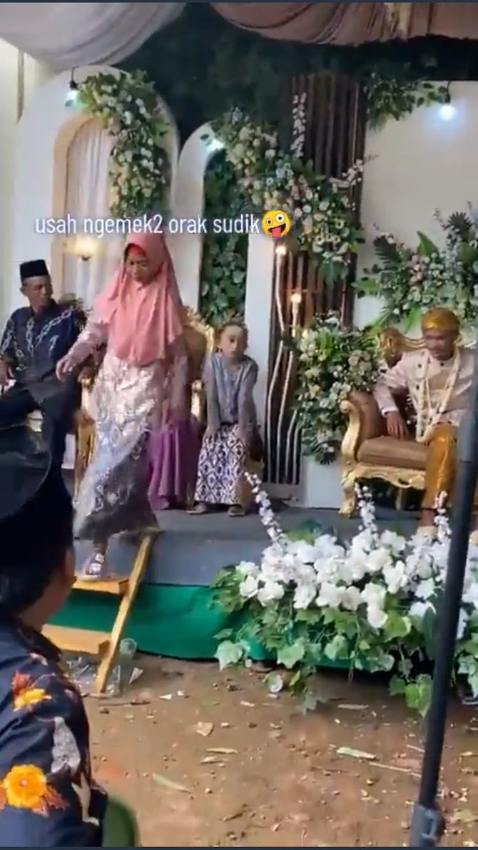 viral kakek sawer biduan di depan istri berujung ditinggal sendiri di atas pelaminan