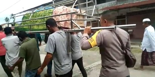 Kisah Aipda Yuzerizal Bantu Antar Jenazah Warga Desa Binaan ke Pemakaman