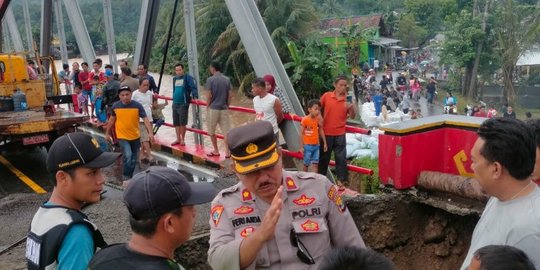 Jembatan Ambruk, Arus Lalu Lintas Bengkulu-Lampung Lumpuh