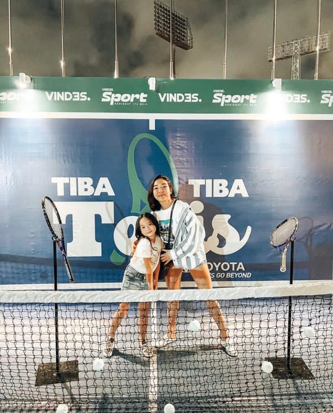 pakai baju serba putih begini gaya seleb saat nonton tiba tiba tenis