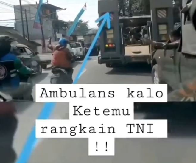 salut konvoi alutsista tni langsung menepi beri kesempatan ambulans lewat