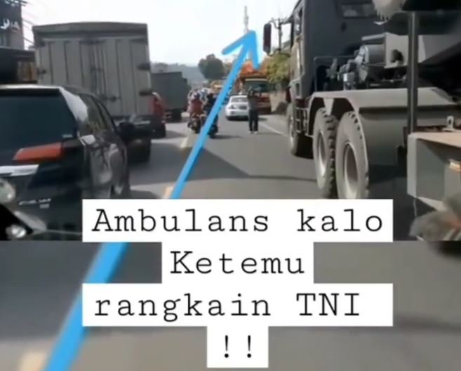 salut konvoi alutsista tni langsung menepi beri kesempatan ambulans lewat