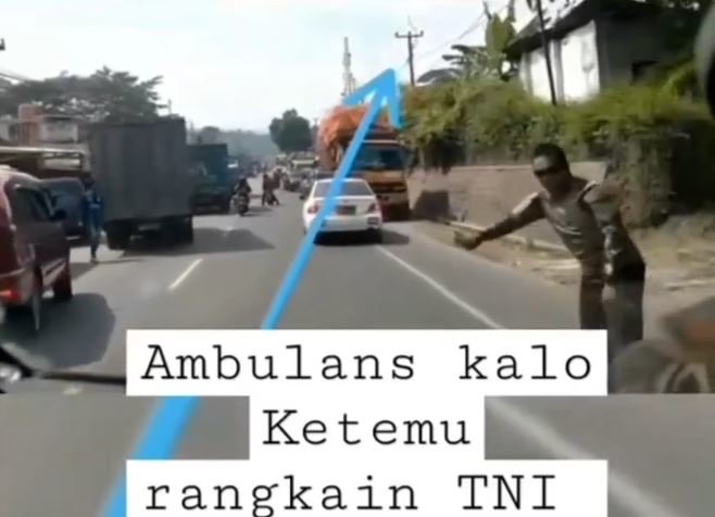 salut konvoi alutsista tni langsung menepi beri kesempatan ambulans lewat