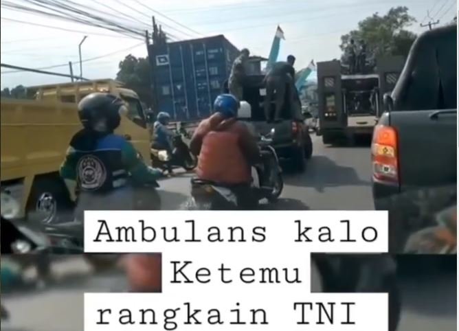 salut konvoi alutsista tni langsung menepi beri kesempatan ambulans lewat