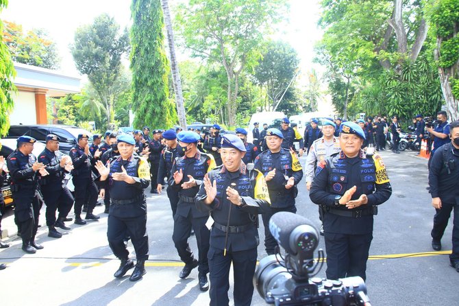 kapolri pakai baju brimob rayakan hut ke 77 korps brigade mobile