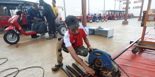 Semangat Penyandang Disabilitas Merakit Sepeda Motor